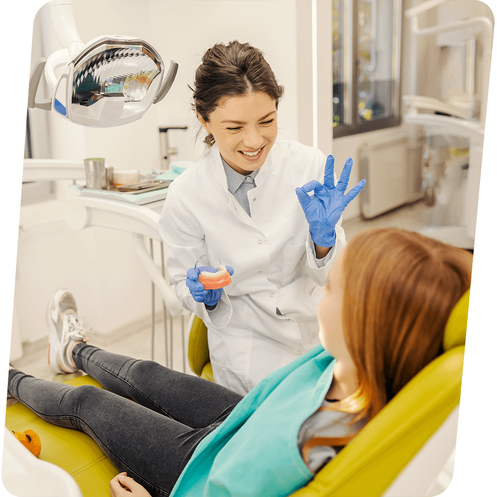 Profissional de saúde atendendo paciente em consultório acolhedor